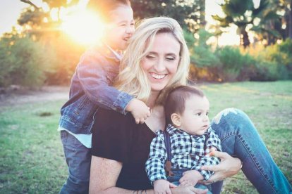 El catolicismo no tiene nada que tomar prestado del feminismo. Le basta con su propio tesoro de doctrina e historia para elevar y dignificar lo femenino. Foto (contextual): Edward Cisneros / Unsplash.