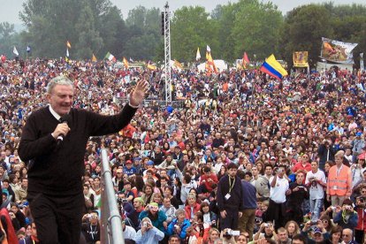 Kiko Argüello y Carmen Hernández convocaron en Madrid a los jóvenes en el Hotel Convención, el 14 de febrero de 1984. En dicha reunión exhortaron con mucha unción y energía a participar en un novedoso encuentro con el Papa.