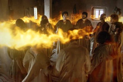 El Espíritu Santo como lenguas de fuego sobre la cabeza de los apóstoles, en una representación cinematográfica de Pentecostés.