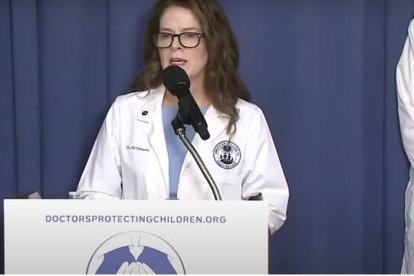 La pediatra Jill Simmons da voz a las 20 asociaciones que piden parar el cambio de sexo a menores en EEUU, como ya se hace en Europa