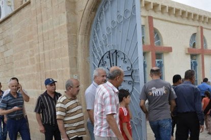 Warda asegura que su comunidad necesita toda la ayuda que pueda obtener para "mantener la llama de la fe cristiana brillando" en el corazón cristiano histórico de Irak (foto:cristianos entrando a una iglesia de Irak/ ACN).
