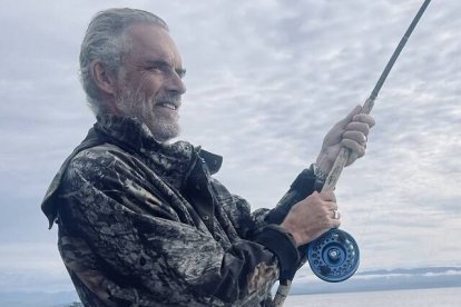 Jordan Peterson pescando - ni frío ni viento ni críticas le achantarán, y, comunicador, pescará en río revuelto