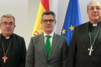 El arzobispo Argüello, a la izquierda, y el obispo García Magán, a la derecha, flanquean al obispo socialista Félix Bolaños