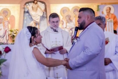 Salvador y Marquelia en su boda, tras unos años duros, Dios reencauzó su vida y relación