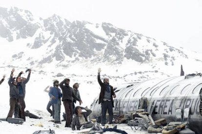 "Es fácil no creer desde el llano: es imposible no creer cuando estás a solas con la montaña" (fotograma de 'La sociedad de la nieve', de Juan Antonio Bayona/Netflix).