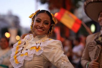 Música, danza, sonrisas, color... temas de la película Hispanidad de López-Linares
