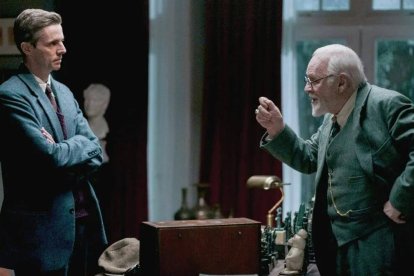 Matthew Goode, la izquierda, como C.S. Lewis y Anthony Hopkins como Sigmund Freud en 'La última sesión de Freud' (2023), dirigida por Matt Brown sobre un guion de Mark St. Germain adaptado de su propia obra teatral del mismo título.