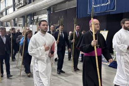 Como romeros de la Santa Faz, el obispo Munilla y las autoridades de Alicante han inaugurado la feria diocesana Lux Mundi