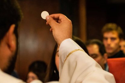 Recibir a Cristo a través de la comunión es una gracia incomparable para el católico / Foto: Pobbi Menne (Cathopic)