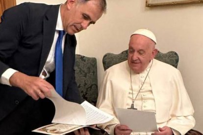 El cineasta Juan Manuel Cotelo escenificó los "nombramientos" a modo de regalo al Papa Francisco de dos certificados de la Fundación Infinito+1.