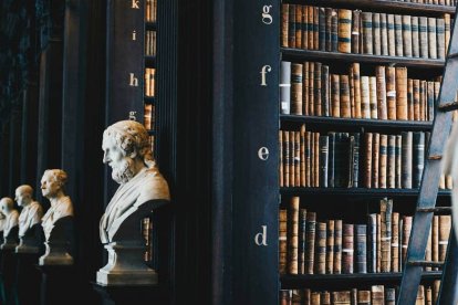 Don Modesto inculcaba a sus alumnos la distinción entre la Moral (que parte de la Revelación divina) y la Ética (que parte de la reflexión racional, filosófica). Foto: Giammarco Boscaro / Unsplash.