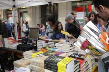 El Día del Libro salen a las calles de Barcelona los libros, las rosas y muchos lectores, habituales y ocasionales