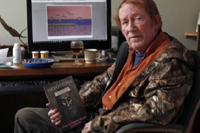Tim Murphy, gay casto, poeta, ex-ateo, con su libro Devotions de poesía religiosa