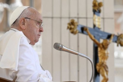 Francisco destacó en sus saludos la falta de vocaciones en Italia: "Veo a estas novicias y me pregunto: ¿cuántas son italianas? ¿Eh? Pocas... En Italia faltan vocaciones a la vida consagrada".