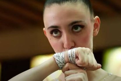 La gimnasta Claudia Casas con unos cordones de la victoria inspirados en la casulla funeraria de San Ramón de Roda