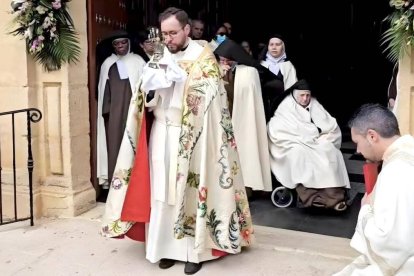 El sacerdote rondeño Salvador Aguilera con la reliquia de la mano de Santa Teresa, celebrando el inicio del Año Jubilar por la inauguración de la fundación del convento de las Carmelitas Descalzas de Ronda en Málaga.