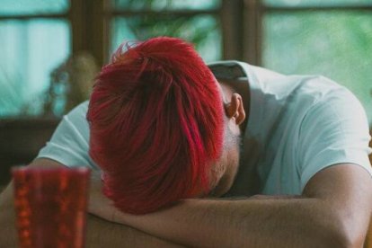 Un joven de pelo rojo, hundido, quizá deprimido... foto por Jose Pena en Unsplash