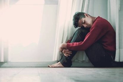 Un joven hundido, símbolo de las personas dañadas y confusas por la ideología trans - foto de CFerdo Photography en Unsplash