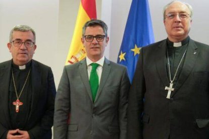 El presidente de la Conferencia Episcopal Española, Mons. Luis Argüello, Félix Bolaños y Francisco César García Magán.