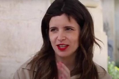 Ana Iris Simón en una entrevista callejera para El Debate en 2022
