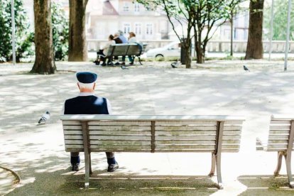 El autor de 'Navegando del duelo a la esperanza' ha querido ayudar con su experiencia a quienes viven el dolor de la enfermedad y también a quienes han de superar la ruptura de la partida del ser querido. Foto: Bruno Martins / Unsplash.