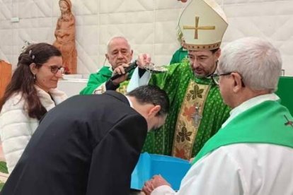 A sus 44 años, Javier ha sido recibido en la Iglesia tras una vida como judío, con "prejuicios" hacia la fe y casado con una católica.