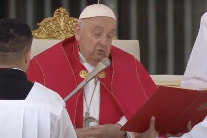 "Hoy se nos indica el camino para convertir nuestro Getsemaní en jardines de resurrección. Él, ante la pérdida de todo horizonte y significado, se aferró al Padre y a su voluntad", dijo el Papa en un texto facilitado por la Santa Sede.