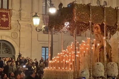 La Macarena, en su procesión de la 'madrugá' en Sevilla. Imagen: captura canal Pedacitos de Pasión (Youtube).