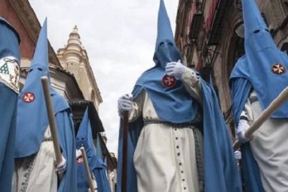 Nazarenos de la Hermandad de San Esteban en Sevilla...  en 2023 había el doble de nazarenos que en 1995