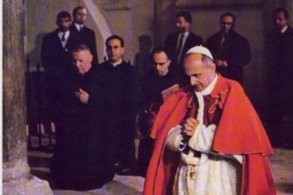 El Papa Pablo VI reza en su visita a Tierra Santa de 1964