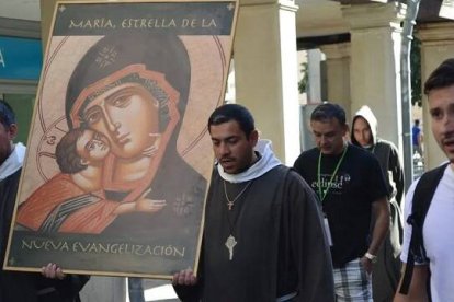 Religiosos con un icono en Arde Complutum, aunque participan sobre todo laicos