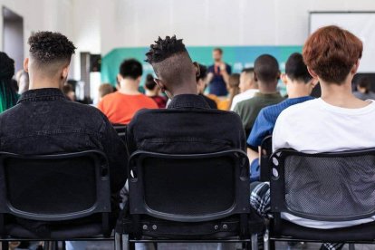 La renuncia a la transmisión del conocimiento como fundamento de la educación es un camino suicida emprendido por Occidente sobre todo a partir del 68. Foto: Sam Balye / Unsplash.