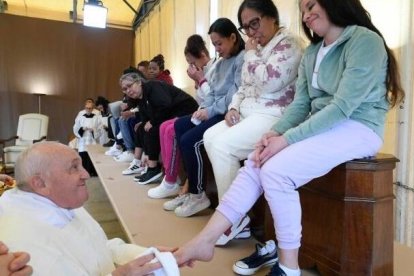 El Papa lavó los pies de 12 reclusas sin levantarse de su silla de ruedas