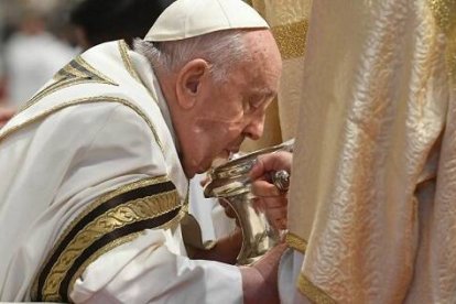 El Papa Francisco con la urna de los santos óleos en la Misa Crismal de 2024