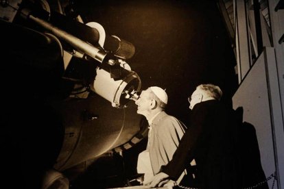 Pablo VI mira por el telescopio del Observatorio Vaticano el día de la llegada del hombre a la Luna, el 20 de julio de 1969.