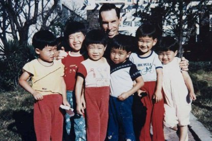 Aloysius Schwartz con niños acogidos en sus World Villages for Children, una obra que perdura.