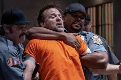 Una escena de la película 'Nefarious', con los guardias reduciendo al peligroso preso.