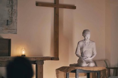 La Virgen de Hakuna, junto al Santísimo en una adoración del grupo.