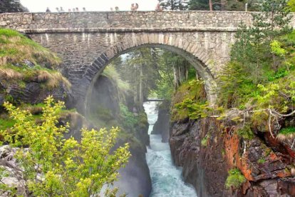 El Pont d'Espagne, en los Pirineos, una imagen de seguridad y firmeza. Foto: Tourmalet-Experience.com