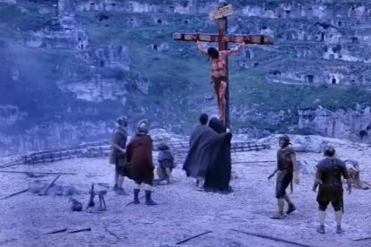 El momento de la muerte de Cristo en 'La Pasión' (2004) de Mel Gibson.