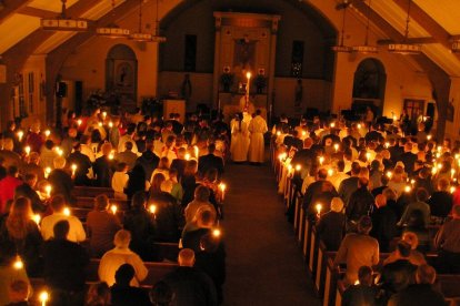 La Vigilia pascual fue definida por San Juan Pablo II como "la vigilia de todas las vigilias", pues expectantes y gozosos los cristianos celebran la resurrección de Cristo.
