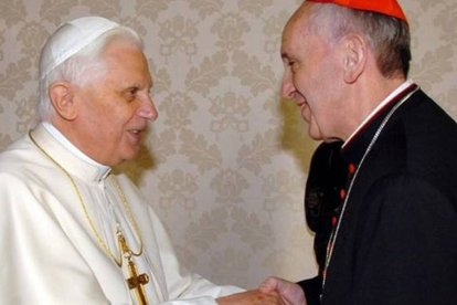 El cardenal Jorge Mario Bergoglio saluda a Benedicto XVI tras su elección como Papa en 2005.