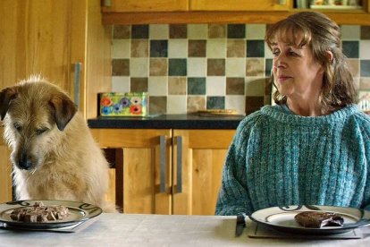 Una escena de 'Rósie y Frank', donde Frank es el perro... reencarnación del marido de Rósie.