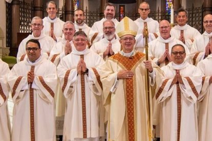 El obispo de Richmond, EEUU, posa con algunos de sus 160 diáconos permanentes, en Estados Unidos hay muchos