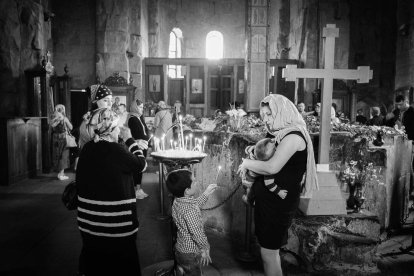 Dependientas de ropa de moda, hombres de negocios, ancianos que hablan ruso… entran y salen del templo en pleno horario laboral. Rezan, colocan unas velas, tocan con devoción los iconos y regresan a trabajar (foto: JCadarso).