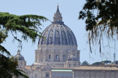 Los nombres, en el ámbito cristiano, significan también misiones. Como Pedro: 'Cefas', piedra sobre la que se edifica y sostiene la Iglesia. En la imagen, la cúpula de la basílica de San Pedro en el Vaticano. Foto: Nino Steffen / Unsplash.