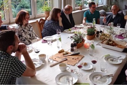 El sacerdote Renzo Bonetti, de Mistero Grande, comparte sobremesa con varios matrimonios en 2023