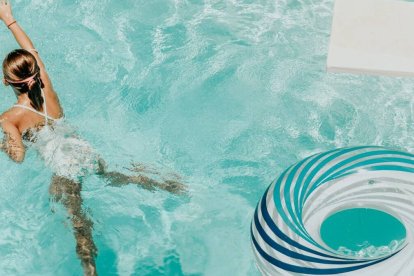 El Defensor del Pueblo, Ángel Gabilondo, avala el "toples" como "derecho" de la mujer y ofrece argumentos para implantarlo en las piscinas públicas (Foto: Unsplash / Briana Tozour).