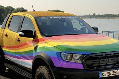 En 2022, Ford se sumó al carro woke en el Festival de la Velocidad de Goodwood. Allí mostró el Ford Ranger Very Gay Raptor, una versión decorada con iconografía LGBT.