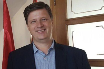 En el libro "The Habsburg Way: Seven Rules for Turbulent Times" enumera siete reglas para mantener la identidad de su familia por más de 800 años y vivir con fe los tiempos difíciles.